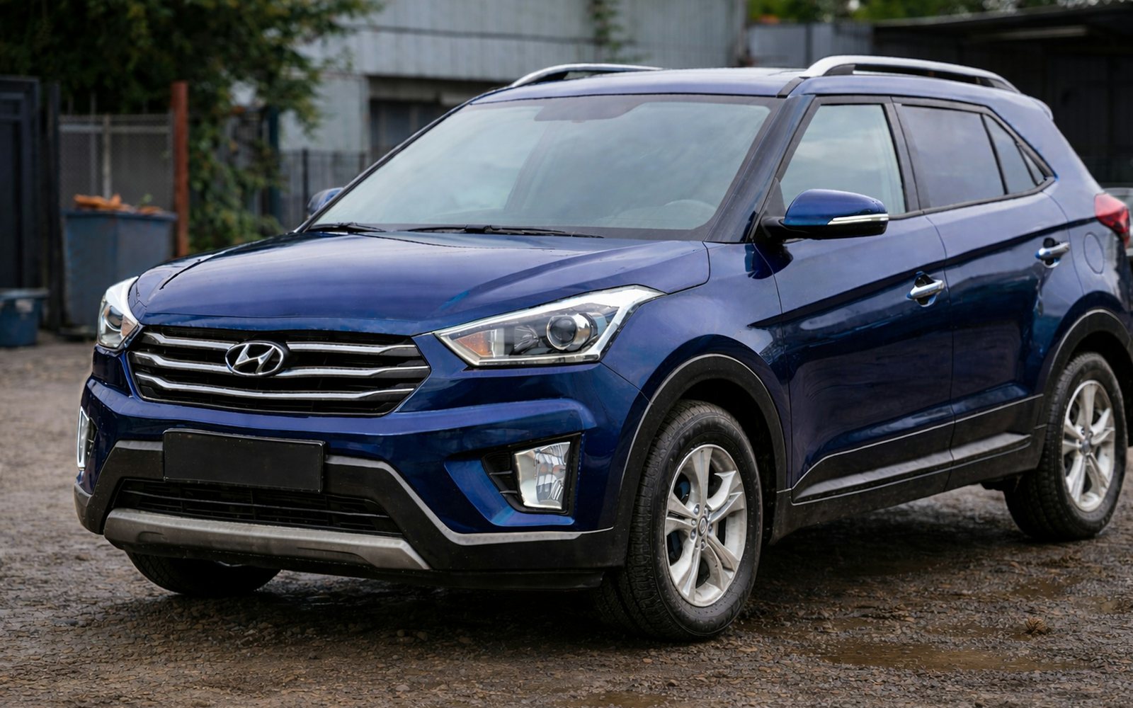 O mesmo SUV azul limpo e brilhando depois da lavagem